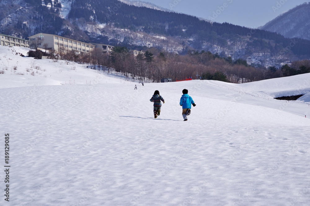 雪原を走る子供たち