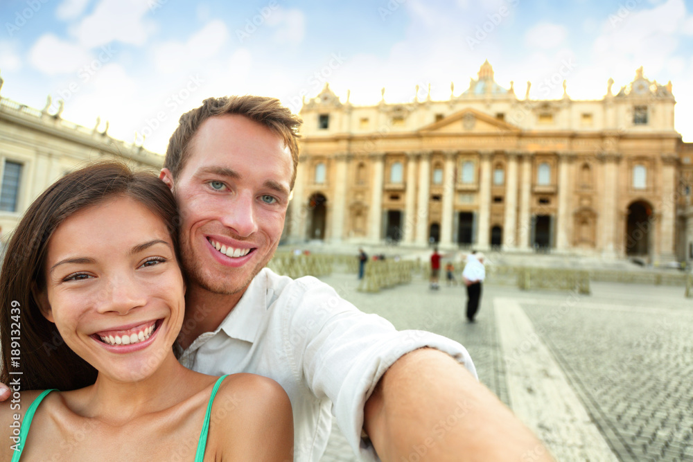 Fototapeta premium Happy Couple Against St. Peter's Basilica Church