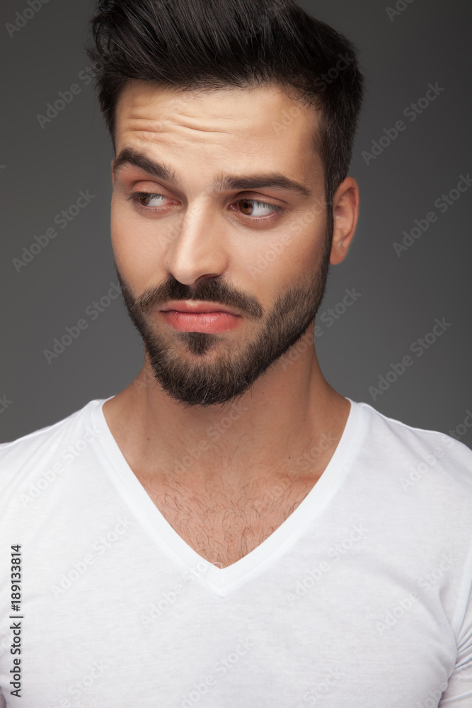 Obraz premium attractive young man looks to side