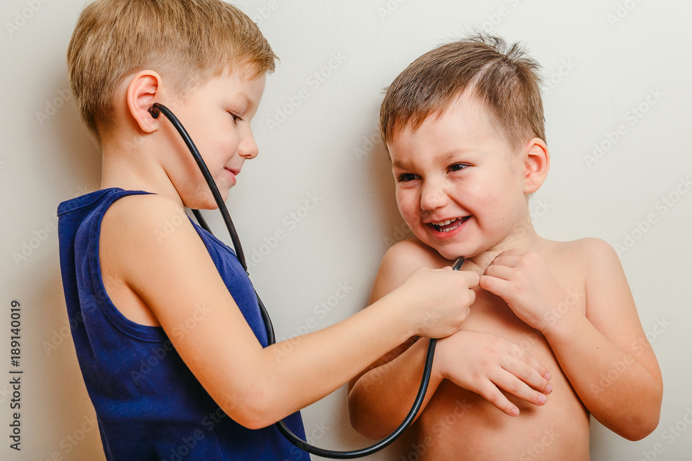Enfant Sérieux Jouant Le Docteur Avec Le Stéthoscope Photo stock