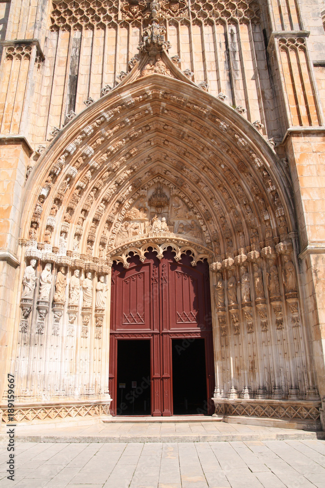 Portugal, détails du porche du monastère de Balatha, sous le regard des saints..