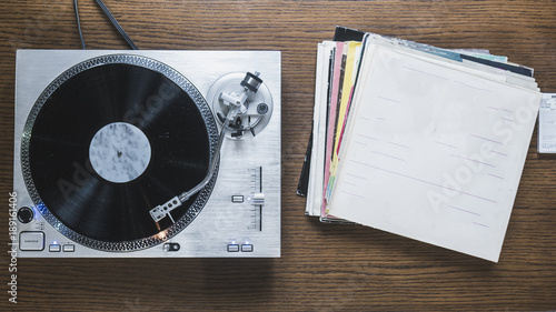 Obraz na plátně overhead view of the turntable with the vinyl records collection