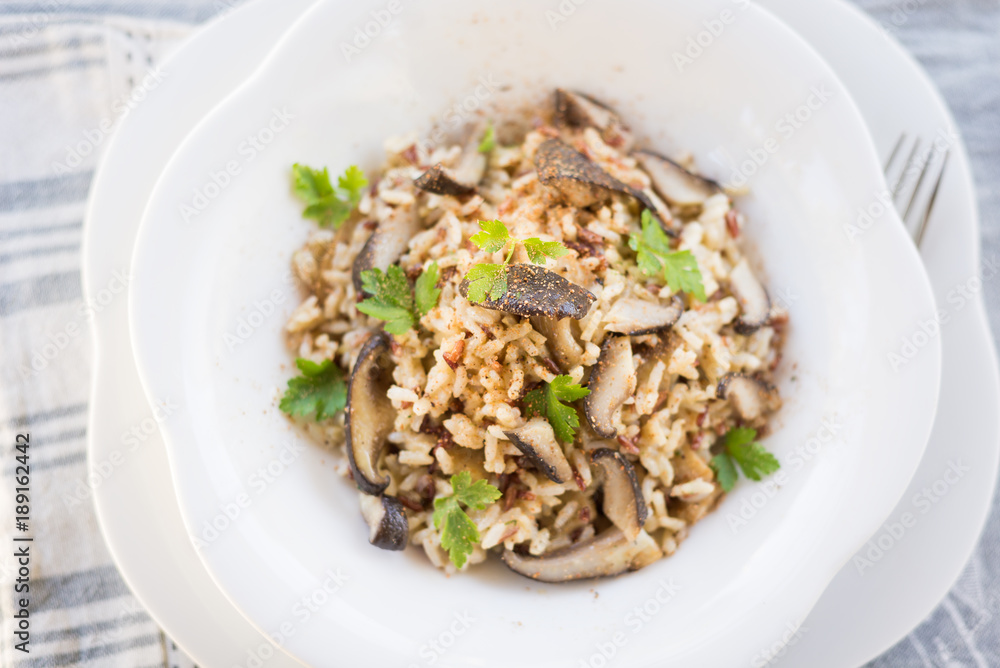 Risotto integrale con funghi e prezzemolo Risotto integrale con funghi e prezzemolo