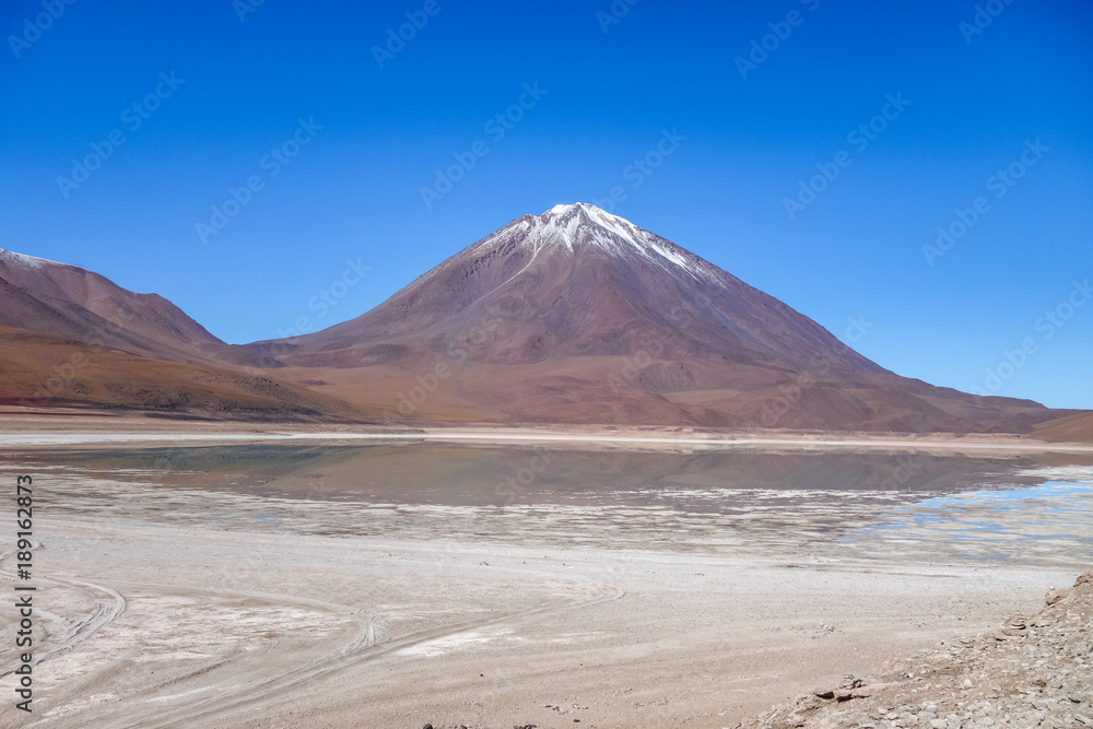 Clear altiplano laguna in sud Lipez reserva, Bolivia