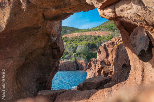 Felsentor mit Durchsicht auf das Meer aus rotem  Porphyr Gestein