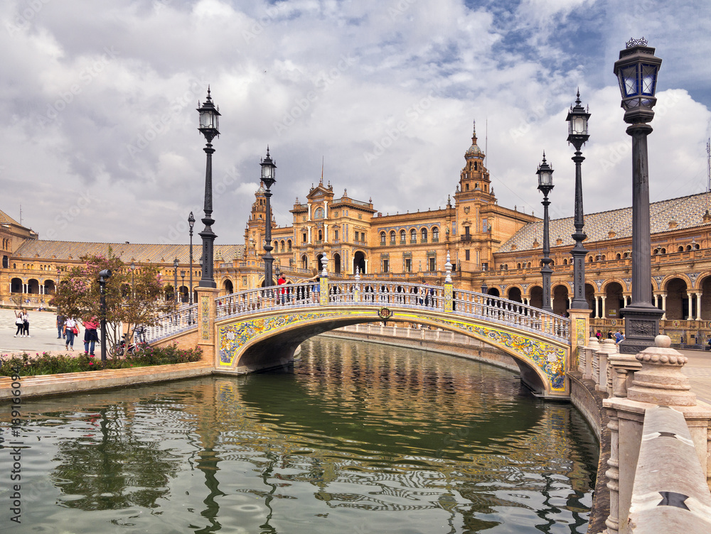 Canales y puentes en la Plaza de España. Sevilla