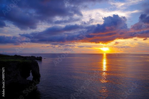 沖縄　万座毛の夕日