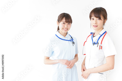 二人の若手看護師