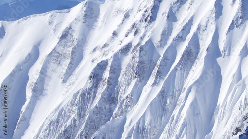 verschneites Bergpanorama mit Bergspitze