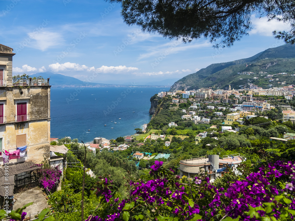 Blick auf die Steilküste von Vico Equense, Neapel, Kampanien, Italien