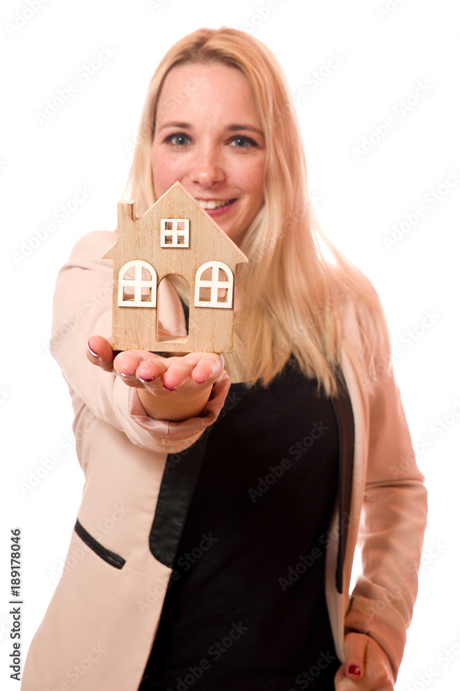 Attraktive junge Frau mit Haus in der Hand Attraktive junge Frau mit Haus in der Hand
