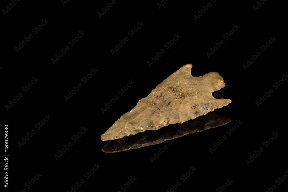 Obraz premium Arrowhead on a black reflecting ground