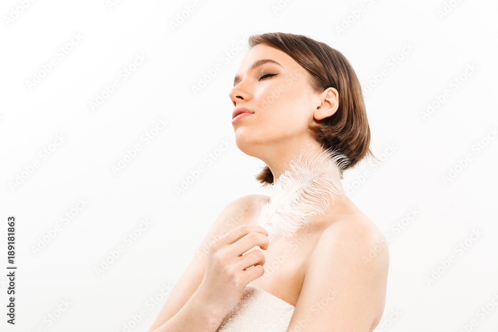 Naklejka premium Beauty portrait of a sensual woman with short brunette hair