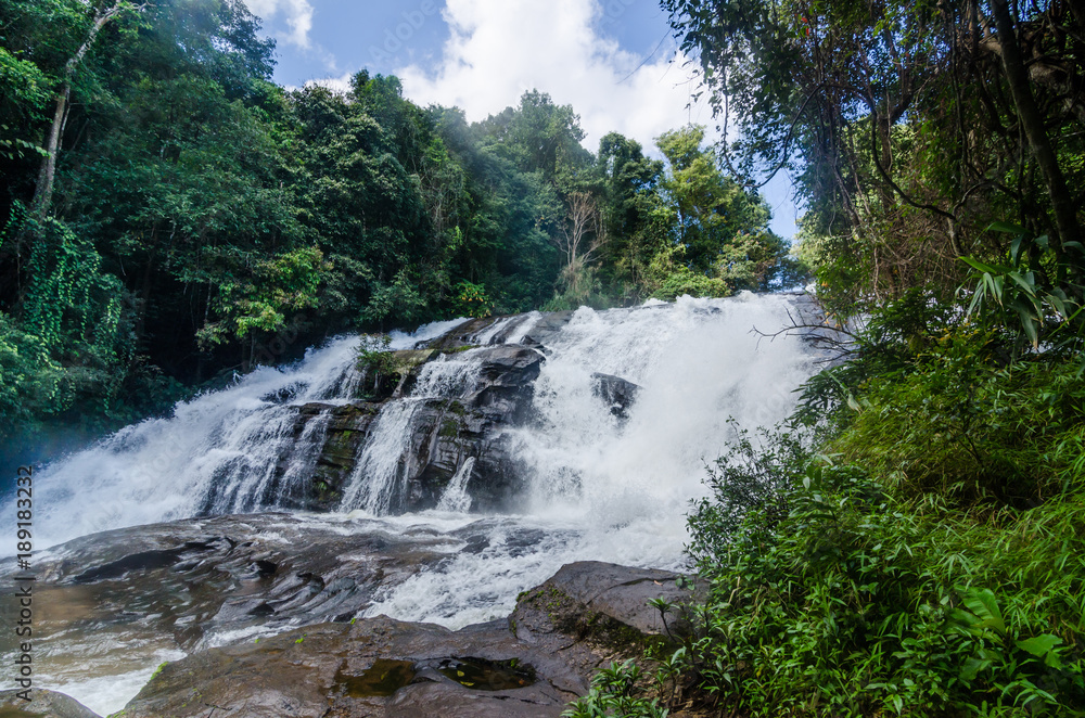 Obraz premium beautiful waterfall at the northern of Thailand,Tropical rain forest landscape