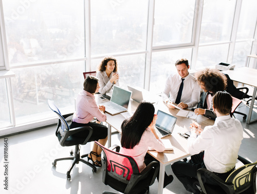 Cuadro en lienzo Teamwork in boardroom. Team members having business meeting.