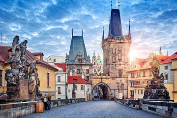 Fototapete Prag Sonnenaufgang auf der Karlsbrücke in Prag Tschechien malerisch  © Yasonya