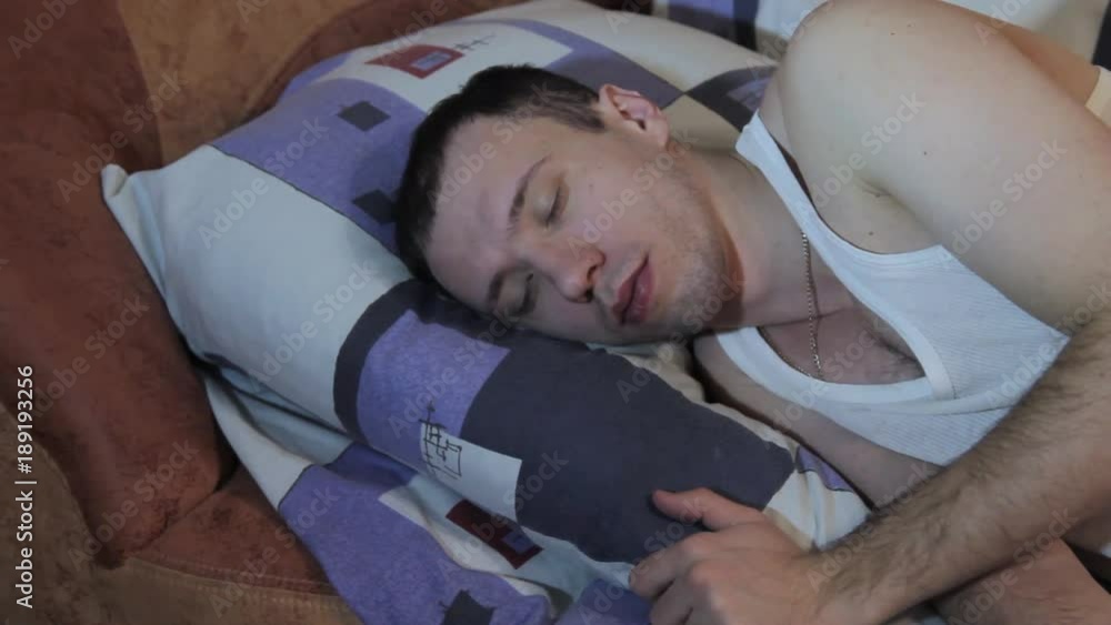 Подросток спит. Парень лежит на траве. Парень усыпил друга. Парень усыпил друга. Спящие парни.