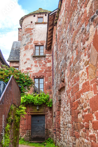 Collonges la rouge, maison ancienne et vigne sur devanture, Corrèze, Nouvelle Aquitaine  © guitou60