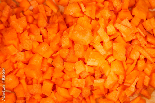 Нарезанная кубиком морковь
