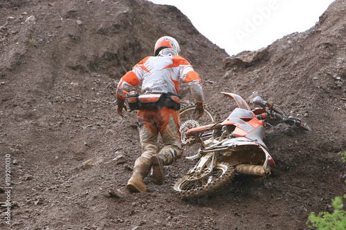 Motocrossfahrer am Steilhang