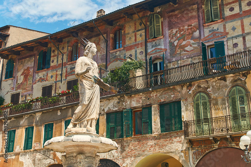 Obraz na płótnie Ancient Statue of Fountain Madonna Verona on Piazza delle Erbe, Italy w salonie