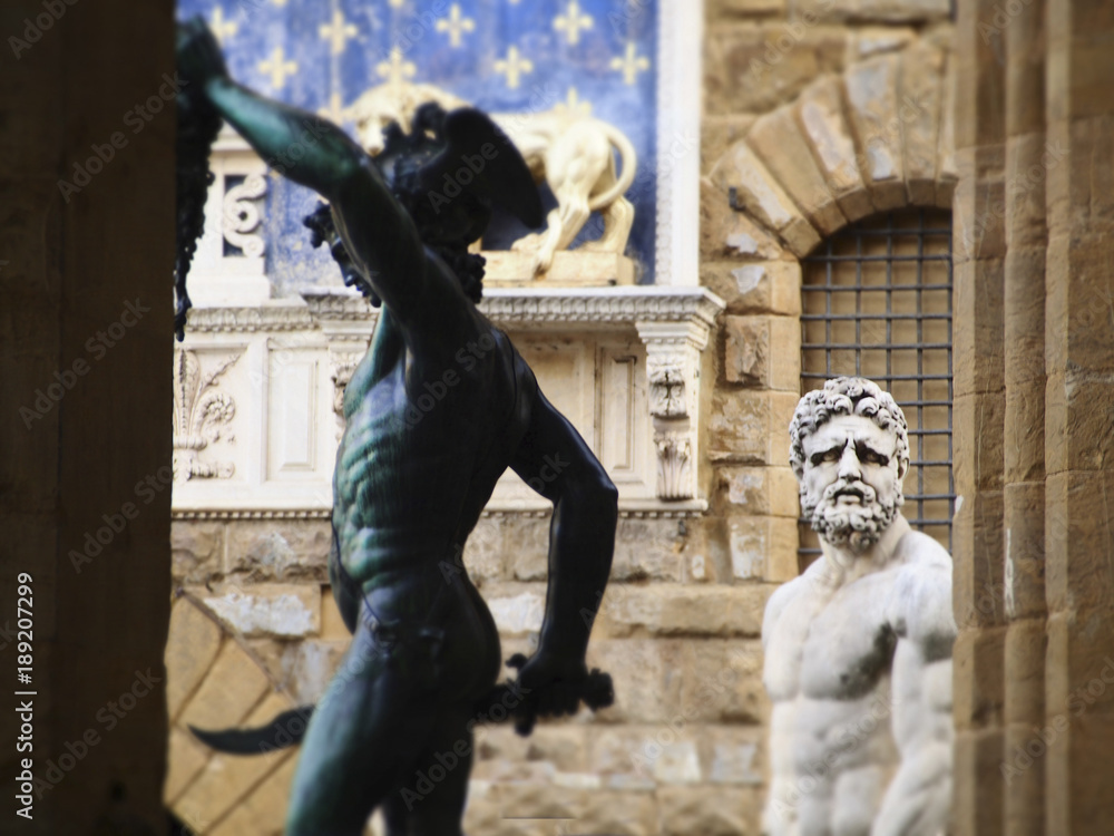 Naklejka premium Italia, Toscana, Firenze,Il Perseo del Cellini e la statua di Ercole in piazza della Signoria.