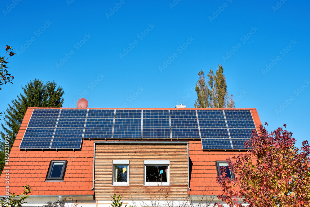 Fototapeta premium Solarkollektoren auf rotem Ziegeldach