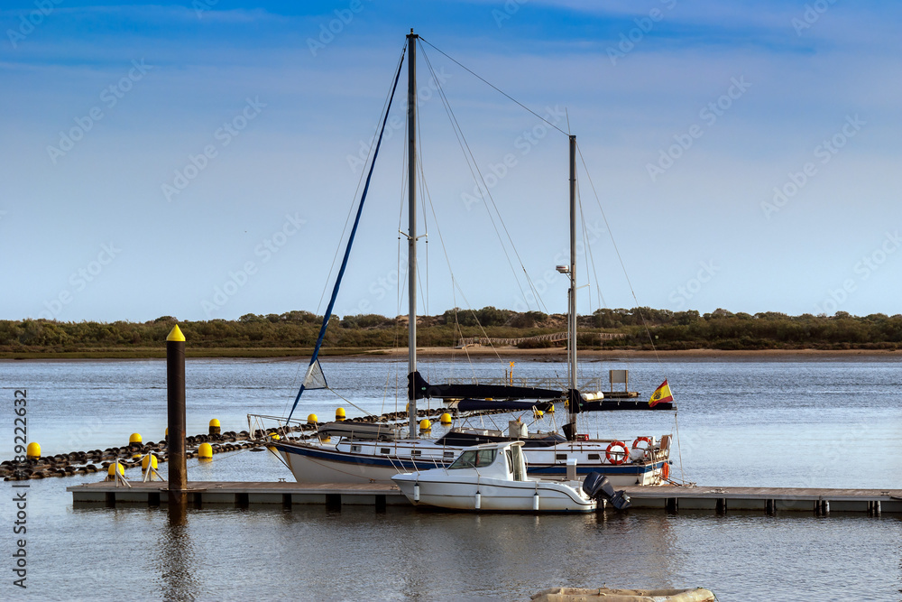 Fototapeta premium Velero atracado en el puerto de El Portil rn Huelva