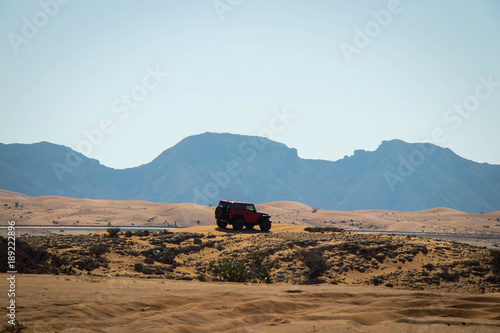 Fotografía Off-roading in the rocky and sandy deserts of UAE in Fossil Rock area