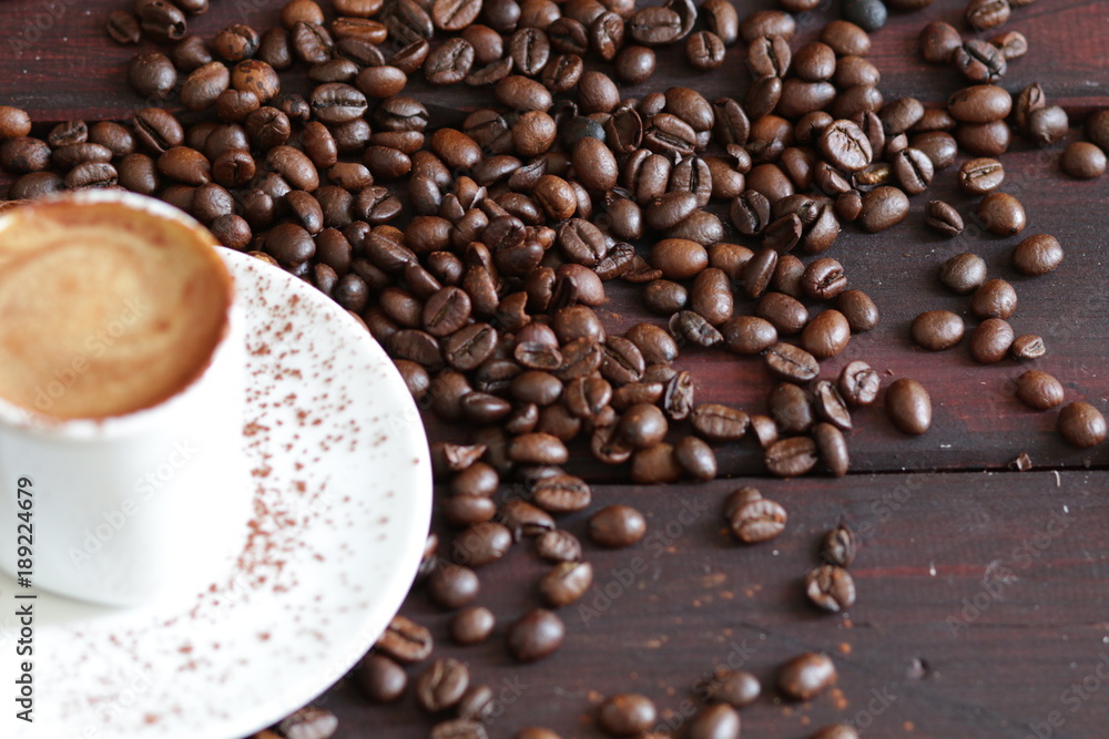 Naklejka premium tazza di caffè e chicchi di caffè