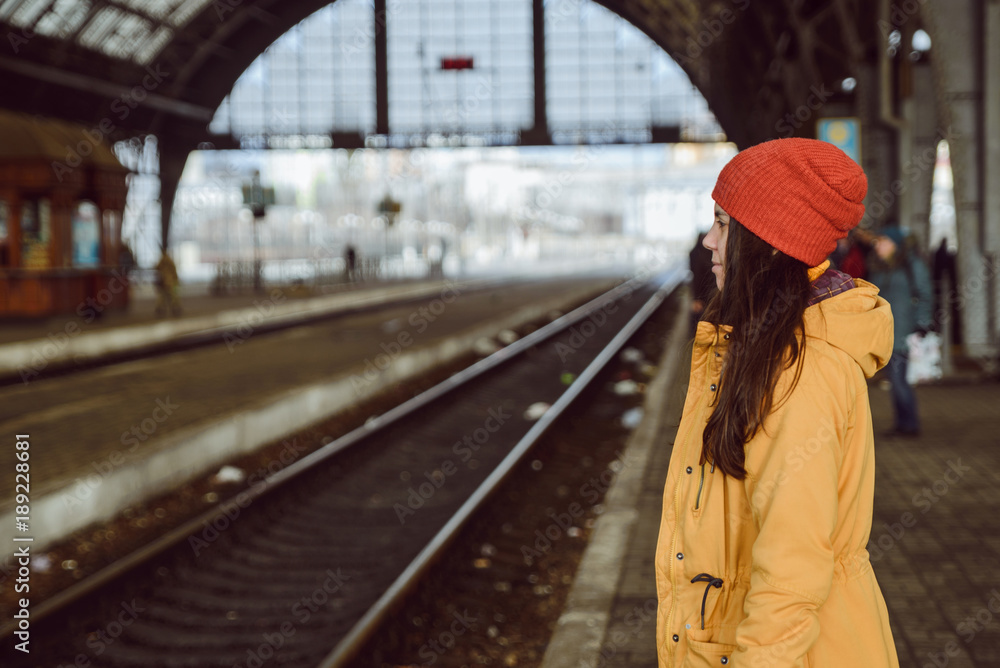woman wiating for train on railway station - obrazy, fototapety, plakaty 