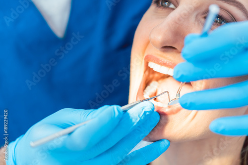 Close-up einer Behandlung beim Zahnarzt