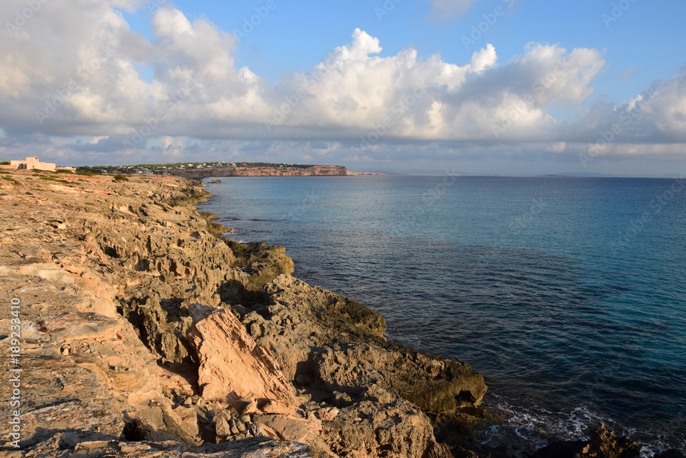 Die Costa de Tramuntana auf Formentera im Sonnenaufgang Die Costa de Tramuntana auf Formentera im Sonnenaufgang