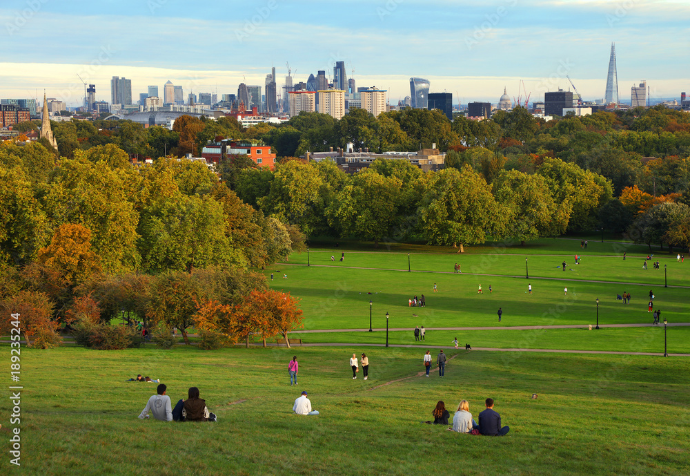 People Resting On Primrose Hill At Sunset London UK Stock Foto 
