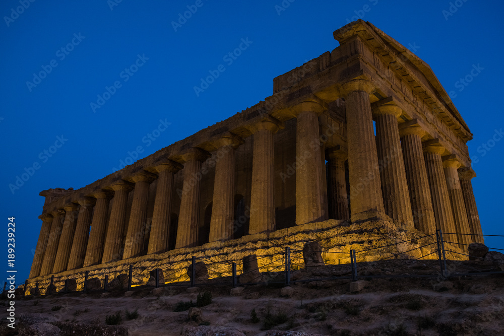 Fototapeta premium Greek Temple during sunset in Agrigento, Sicily
