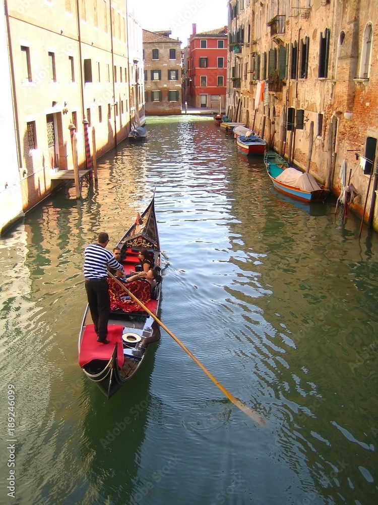 Promenade romantique en gondole sur un canal à Venise (Italie)