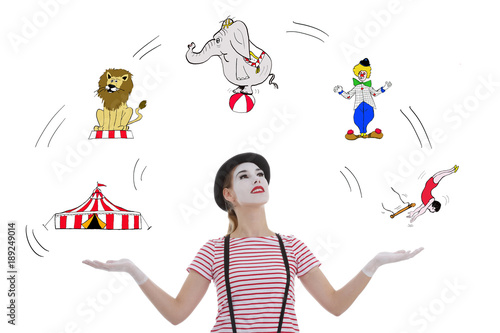 jeune fille mime masque blanc jonglant avec numéros de cirque