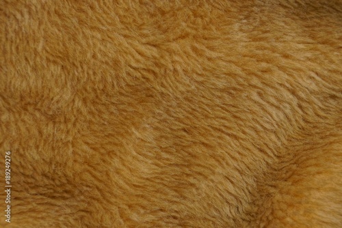 коричневая текстура из натурального меха на части шубы
