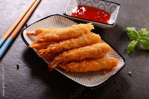 Foto Fried shrimps on sticks in crispy coating