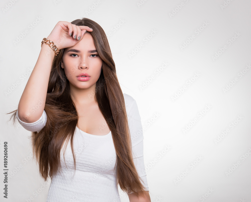 Obraz premium beautiful young woman with long hair wearing wrist watch