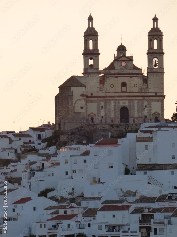 Olvera, pueblo de Cádiz, en la comunidad autónoma de Andalucía (España) incluido en la comarca de la Sierra de Cádiz, y dentro del partido judicial de Arcos de la Frontera