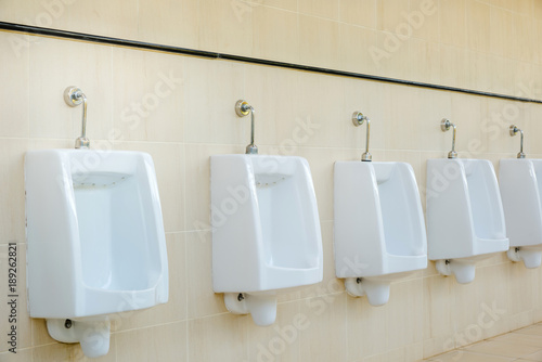 Foto Public urinate for men, Restroom with ceramic urinal