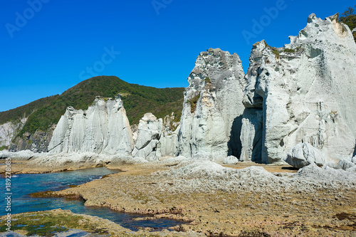 下北半島佐井村の仏が浦は多数の巨岩・奇岩が連なる海蝕崖地形