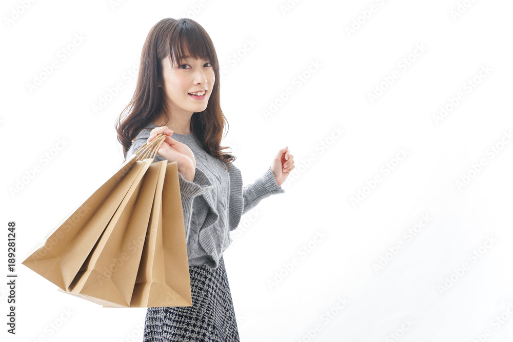 ショッピングをする若い女性