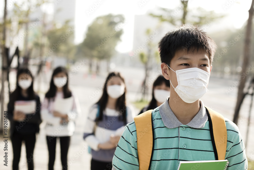 Plakat teenagers student wearing mouth mask against smog in city