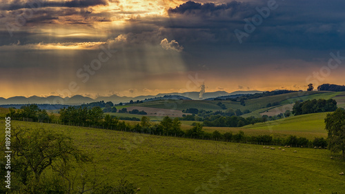 Landschaft im Kraichgau mit Sonnenstrahlen die durch die Wolken brechen