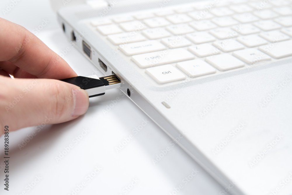 Plugging in and unplugging the USB flash memory to the laptop pc computer. Plugging in and unplugging the USB flash memory to the laptop pc computer.