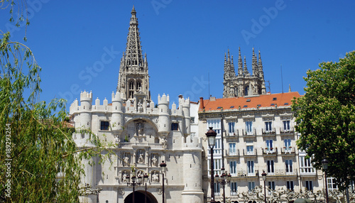 Stadttor und Kathedrale in Burgos photo