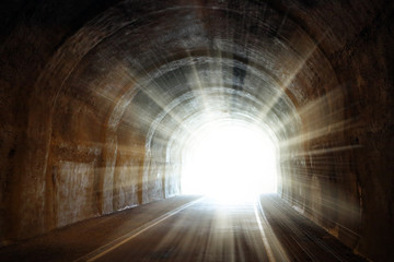 Fotobehang Tunnel Licht aan het einde van de tunnel  © siloto