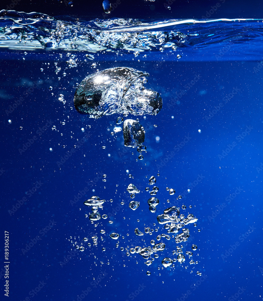 Obraz premium Ice cubes falling into the water